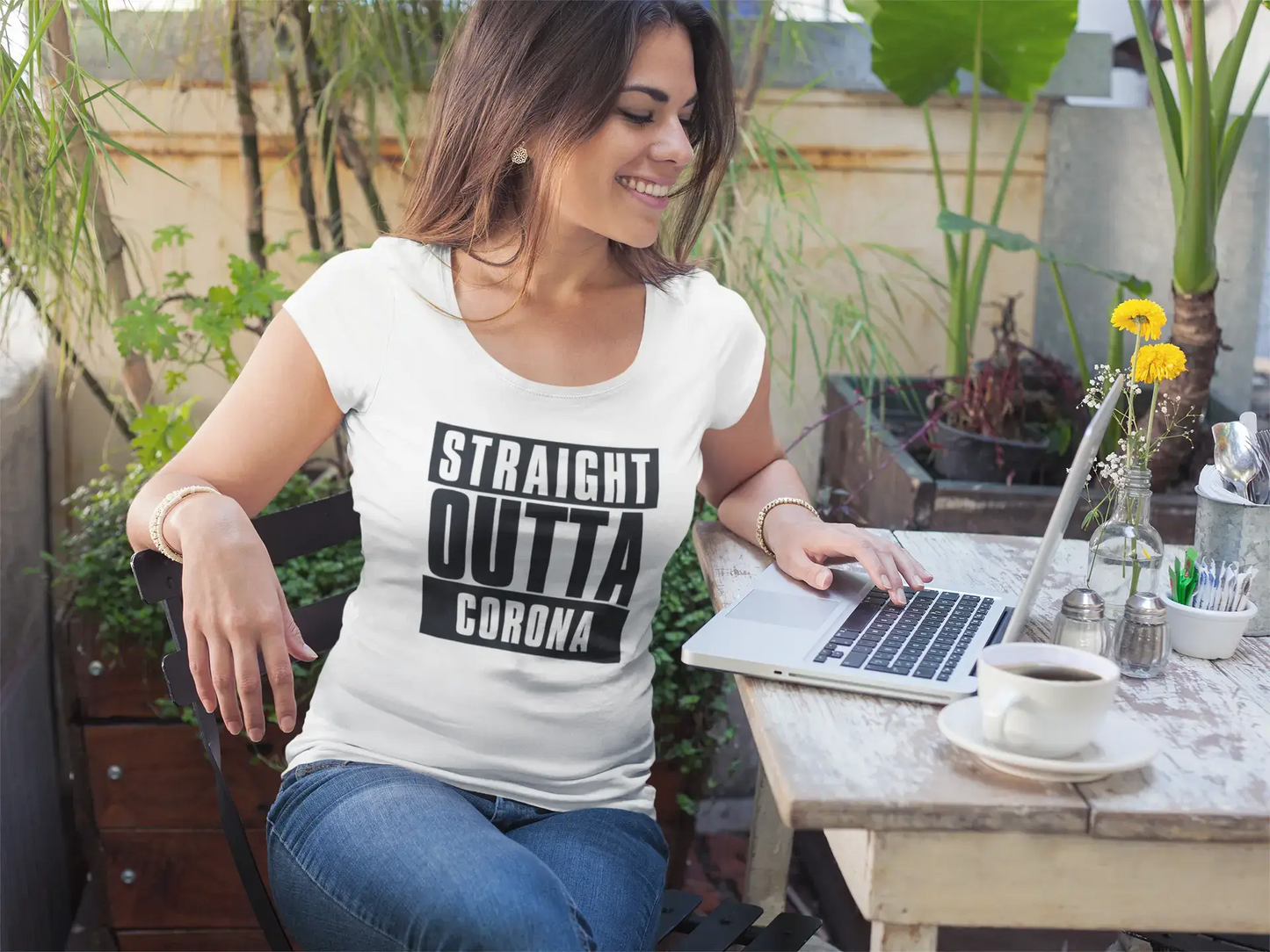 Straight Outta Corona Damen-Kurzarm-T-Shirt mit Rundhalsausschnitt, 100 % Baumwolle, erhältlich in den Größen XS, S, M, L, XL. 00026