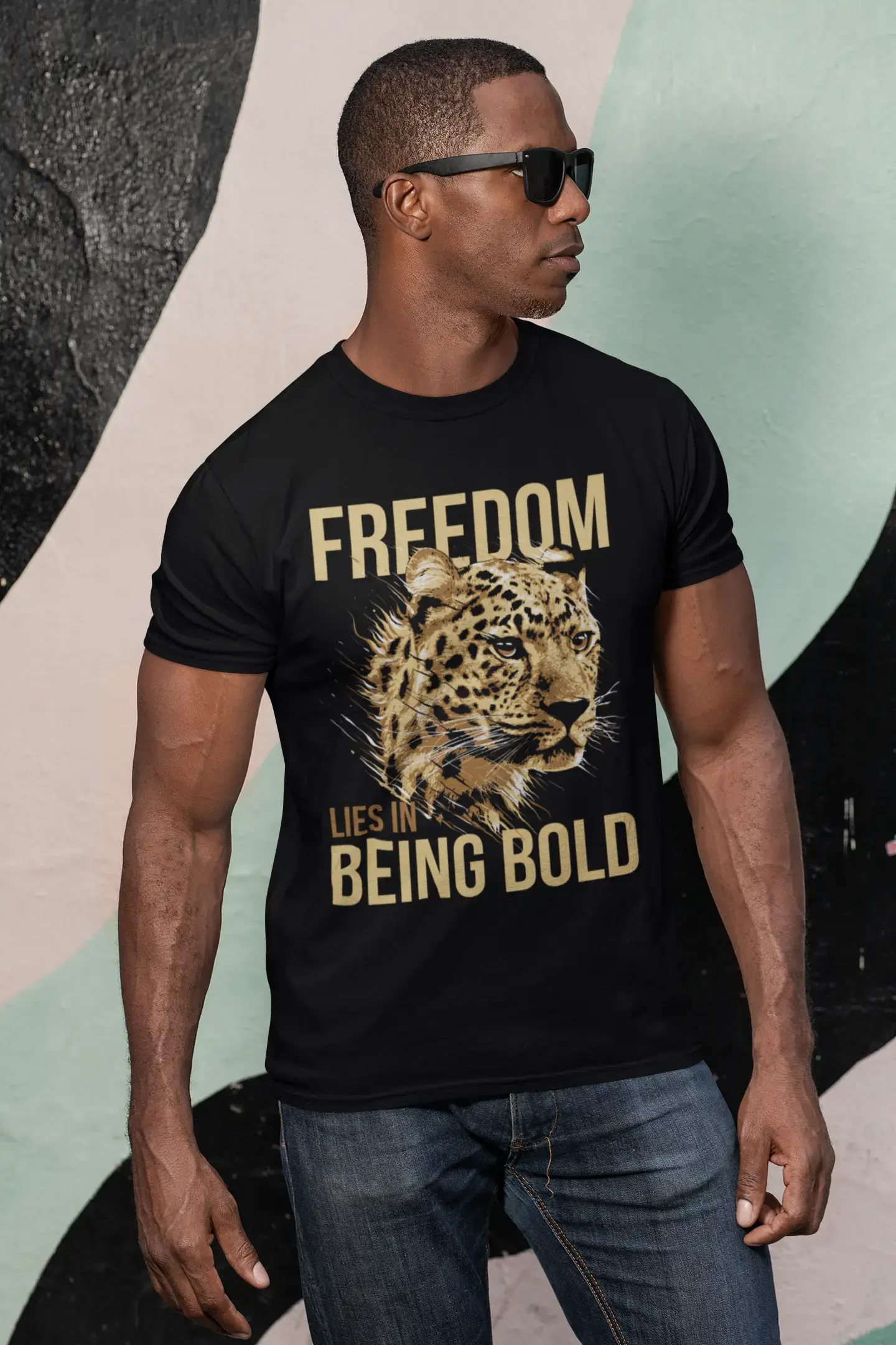 ULTRABASIC <span>Herren-</span> <span>Grafik</span> -T-Shirt Freedom Lies in Being Bold – Zitat Leoparden-Shirt