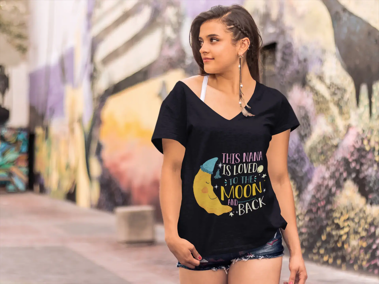 ULTRABASIC Damen-T-Shirt mit V-Ausschnitt „This Nana Is Loved To The Moon and Back“ – Lustiges Zitat