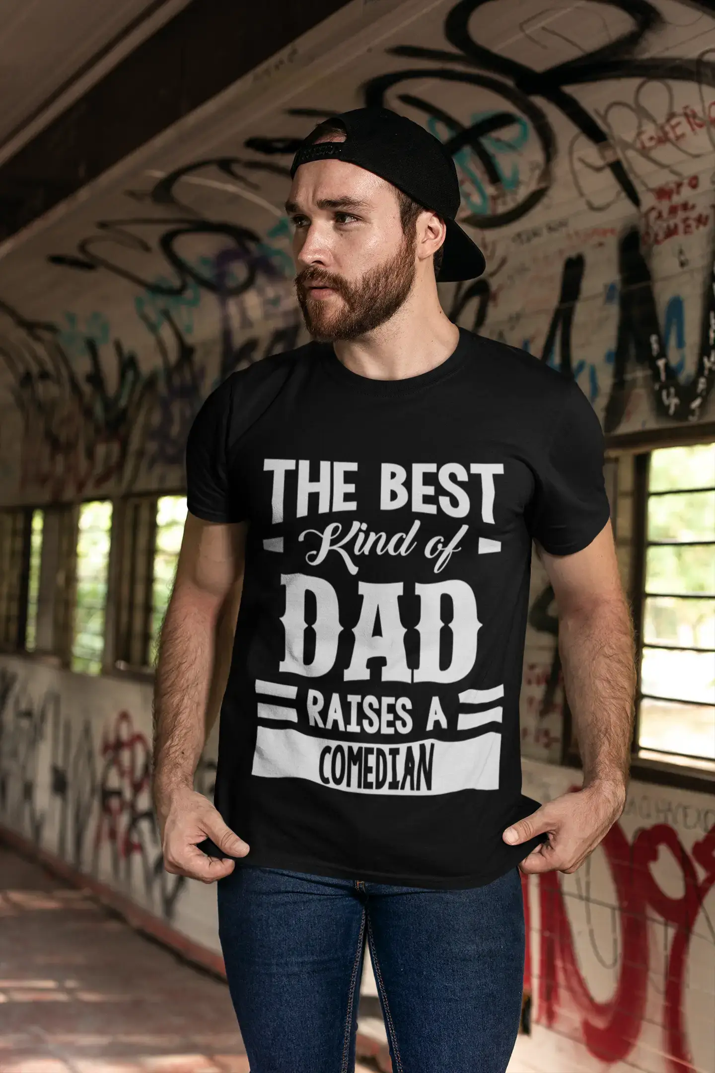 ULTRABASIC Herren-Grafik-T-Shirt „Dad Raises a Comedian“.