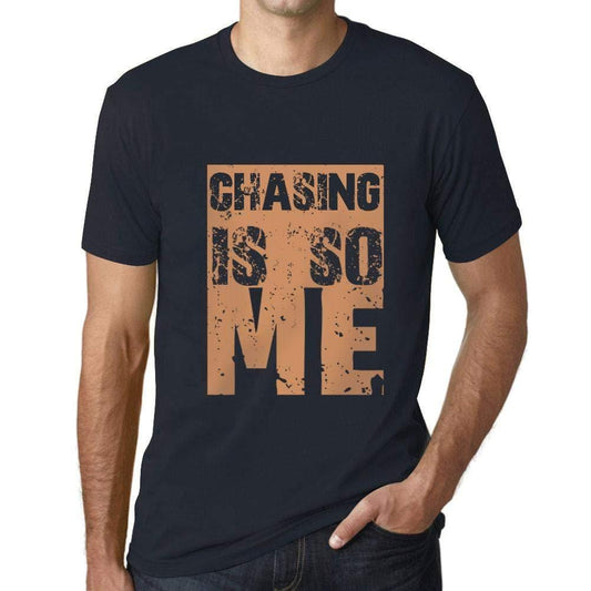 Homme T-Shirt Graphique Chasing is So Me Marine