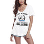 ULTRABASIC Damen-T-Shirt mit V-Ausschnitt „Just a Mom Who Raises Ballers“ – lustiges Zitat