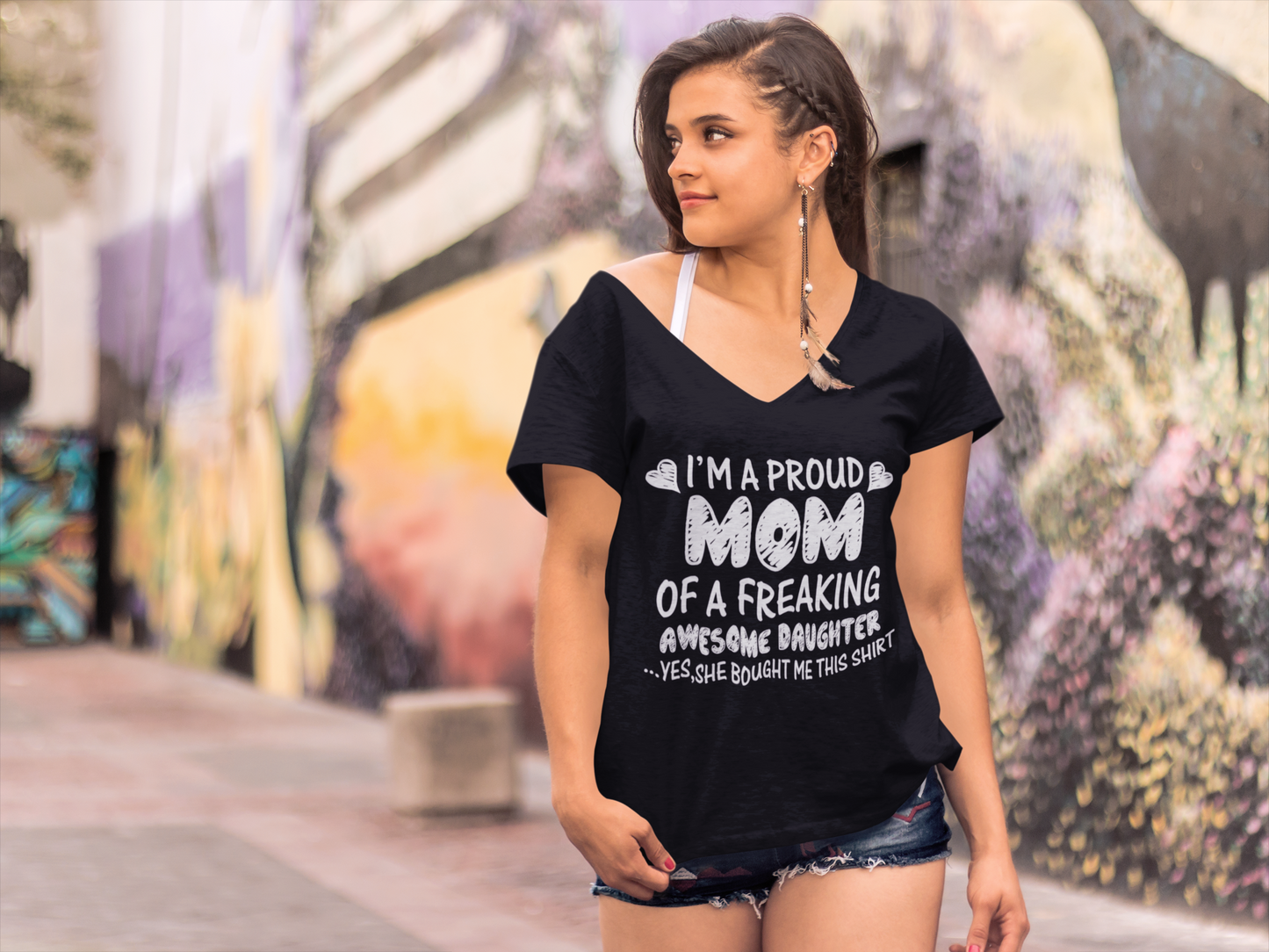 ULTRABASIC Damen-T-Shirt „I'm a Proud Mom of a Freaking Awesome Daughter – Yes, She Bought Me This Shirt“ – Lustiges T-Shirt für Mutter